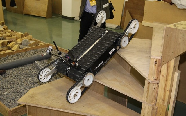螺旋階段を上るQuince。螺旋階段の登り降りはこうしたロボットにとって非常に難しい