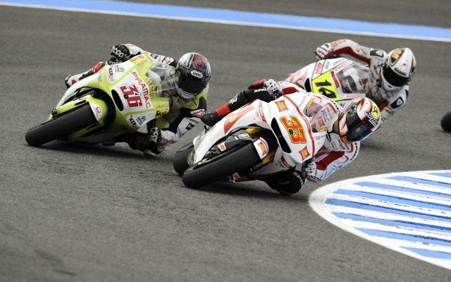 2日、スペインGP。集団先頭からマルコ・メランドリ、ミカ・カリオ、ランディ・ド・プニエ（写真＝ブリヂストン）