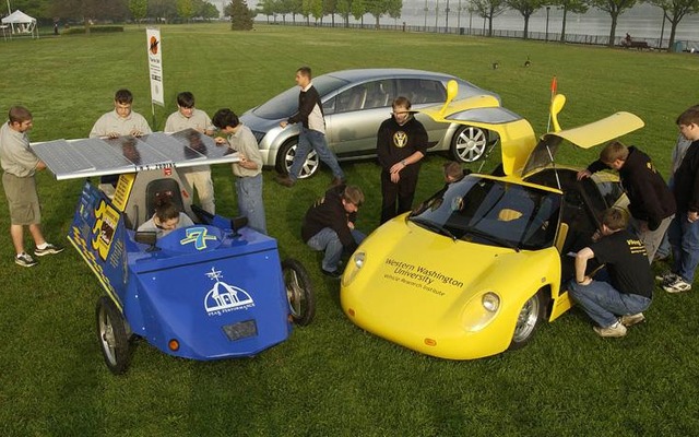GM、エコカーイベントにハイブリッドと燃料電池車を展示