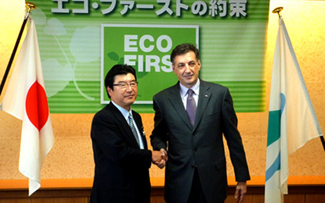 小沢鋭仁環境大臣（左）と日本ミシュランのベルナール・デルマス社長（右）