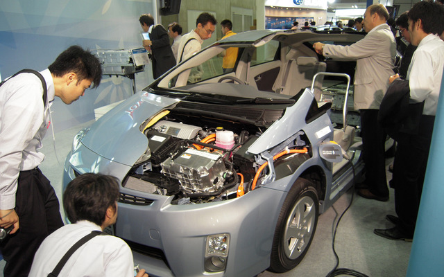 トヨタ自動車はプリウス・プラグインハイブリッドのカットモデルを展示