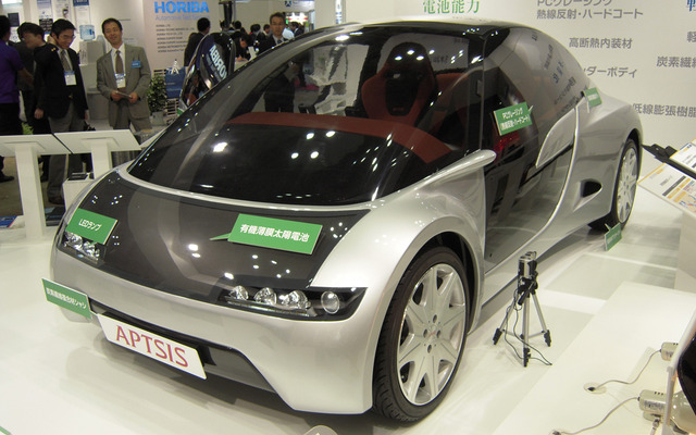 三菱ケミカルホールディングスグループが展示したプロトタイプ。前後に有機薄膜太陽電池を装着