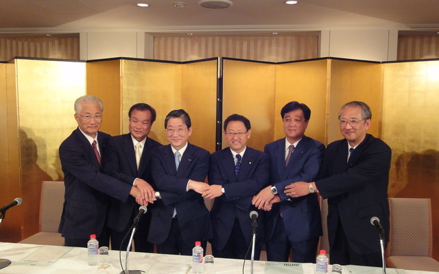 会長に就任した日産自動車志賀俊之COO（左から3人目）