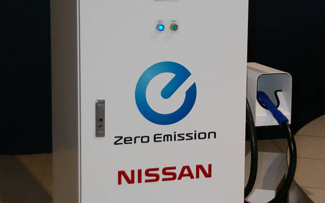 内製する急速充電器（写真はリーフ予約開始会見で発表されたもの）