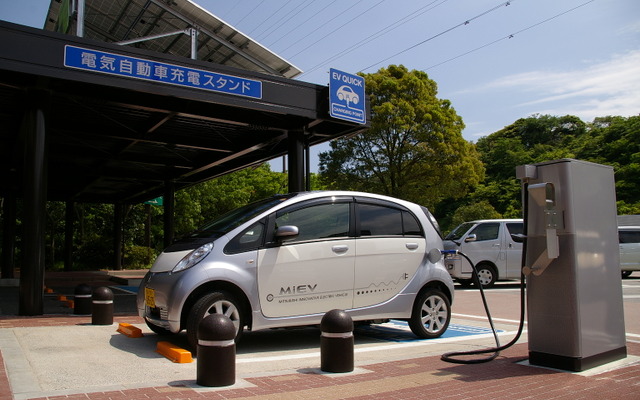 横浜横須賀道路、横須賀PAで充電中のiMiEV