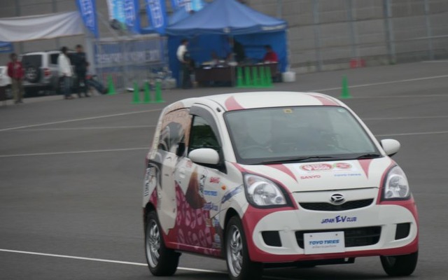 EVギネス記録555.6kmを更新…1000km走破に向け走行中