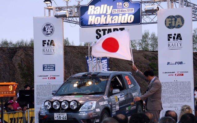 今年の初戦となるラリー北海道のスタートをきる哀川翔選手（21日）