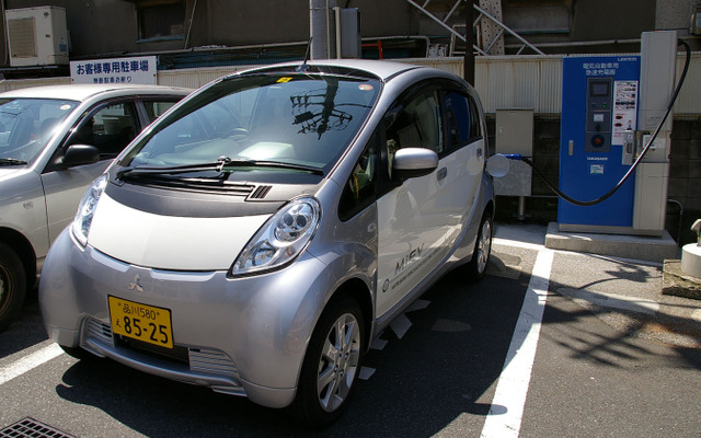 ガソリンスタンド、高速PA、コイン駐車場、ディーラーなど急速充電が可能なスポットは拡大しつつある（写真はローソン大井店 ）