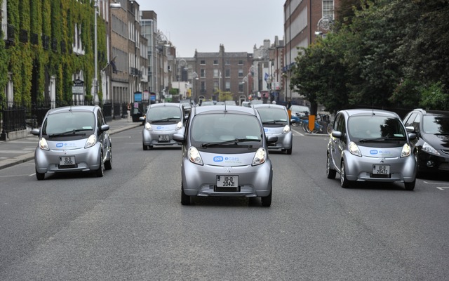 ダブリンの街中を行進する『i-MiEV』