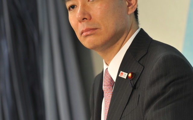 リコール制度強化を訴える前原国交相（28日・国土交通省会見室で）（撮影＝中島みなみ）