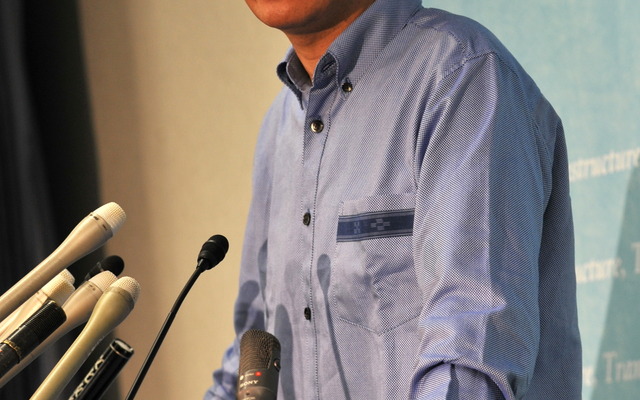 かりゆしウエアの前原国交相（6月1日・国交省内の閣議後会見で）　撮影＝中島みなみ