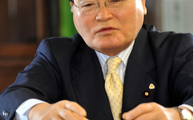 「残念な結果になった」社民党の閣外離脱を話す亀井金融担当相（6月1日・大臣室で）　撮影＝中島みなみ