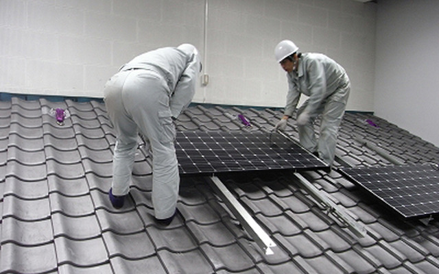 模擬屋根での太陽光発電システム施行研修