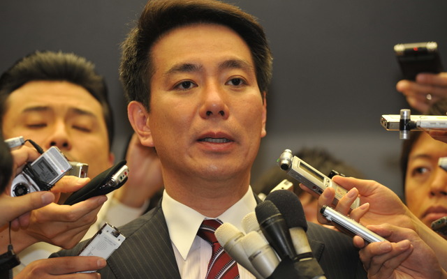 臨時閣議後に取材に応じる前原国交相（6月2日・国交省内で）　撮影＝中島みなみ