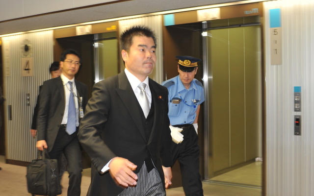 初登庁する三日月大造国交副大臣（9日午後6時）　撮影＝中島みなみ