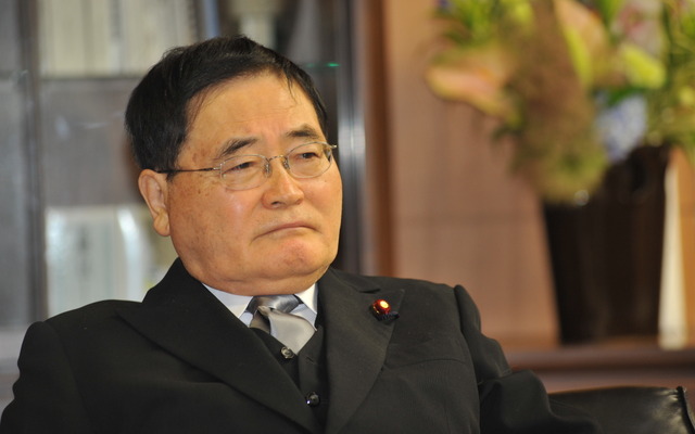 菅内閣発足から4日目にして辞任表明した亀井郵政改革担当相（8日・金融庁会見） 　撮影＝中島みなみ