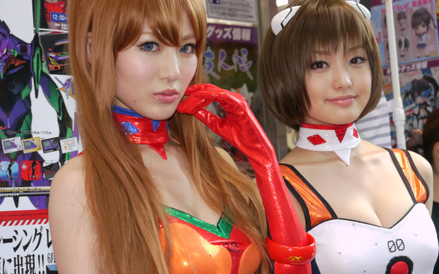 レイ＆アスカのコスプレRQが秋葉原に登場