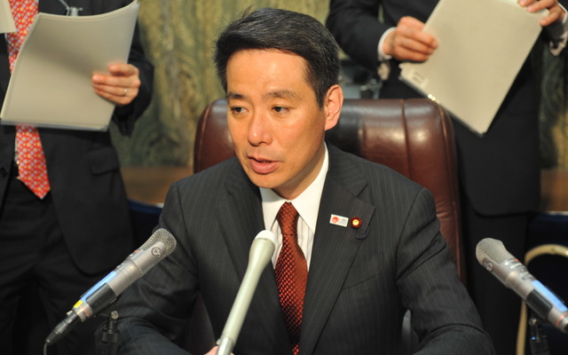 国会内で閣議後会見に臨む前原国交相　撮影＝中島みなみ