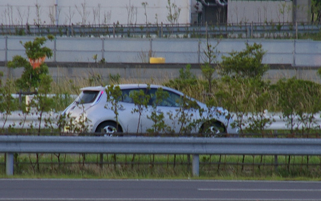 16日の試乗会で捉えた貴重なシルバーのリーフ。わかりづらいが、特徴的なシルエットは間違いなくリーフそのものだ