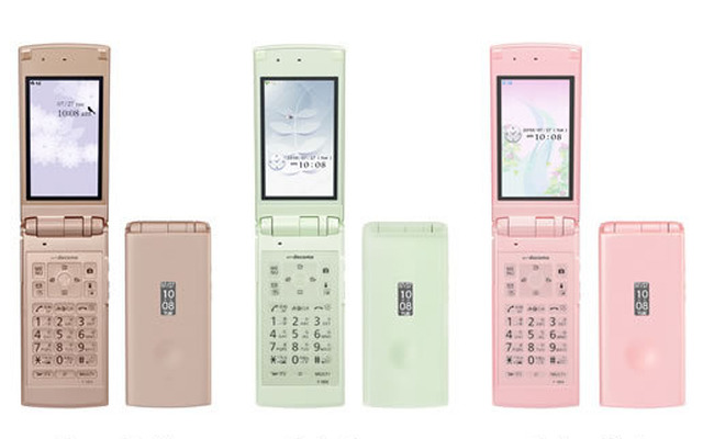 東芝と17日、携帯電話事業を統合した（画像はドコモ STYLEシリーズ FR-08B）