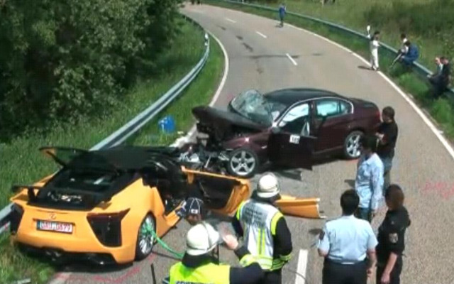 レクサスLFAとBMWの衝突事故映像（画像は動画ｊキャプチャー）