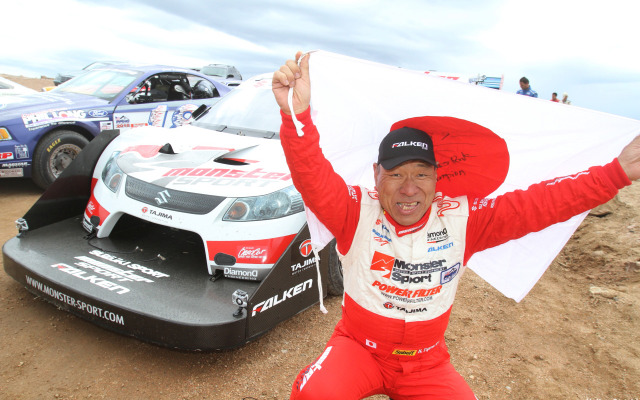 田嶋選手とスズキSX4ヒルクライムスペシャル