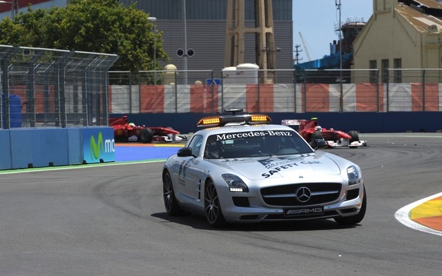 セーフティーカー。後方にフェラーリの2台