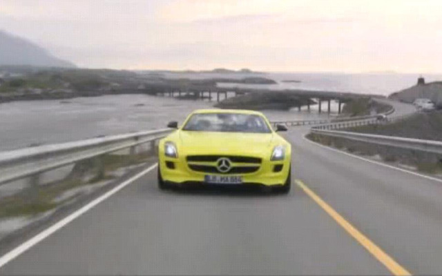 SLS AMG E-CELLをデビッド・クルサードが試乗（画像は動画キャプチャー）