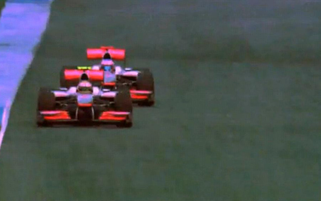 バトンとハミルトンのスロットカー対決（画像は動画キャプチャー）