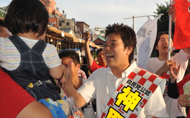 演説より人の中に入り触れ合う　（10日・浅草浅草寺）
