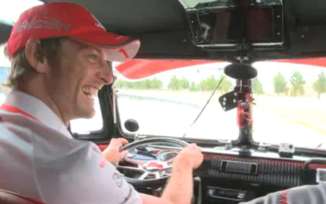 ハミルトンとバトンがVW キャンパーでドライブ（画像は動画キャプチャー）