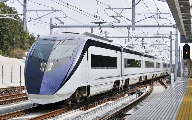 成田スカイアクセスを走る新型スカイライナー（AE形）　提供＝京成電鉄