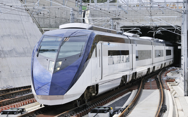 成田スカイアクセスを走る新型スカイライナー（AE形）　提供＝京成電鉄