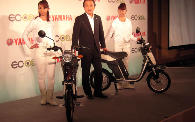 ヤマハEC-03と代表取締役社長柳弘之氏