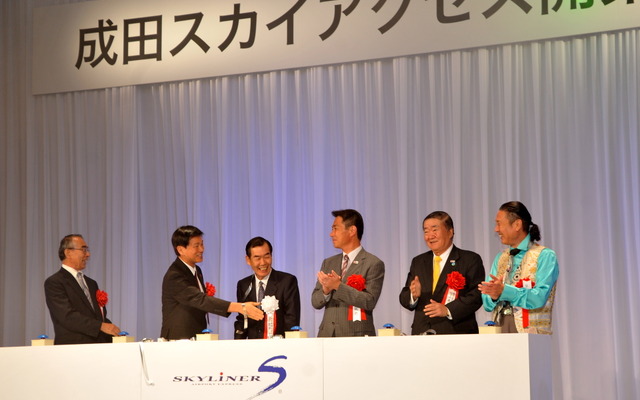 前原国交相に握手を求める森田千葉県知事　撮影＝中島みなみ
