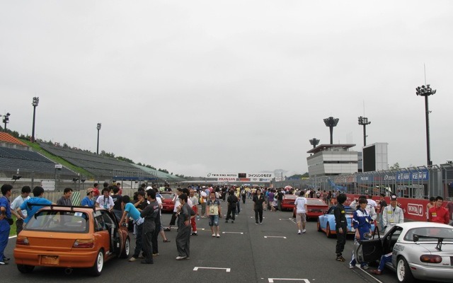 朝8時前のローリングスタートを前に103台全車がホームストレート上のダミーグリッドに整列