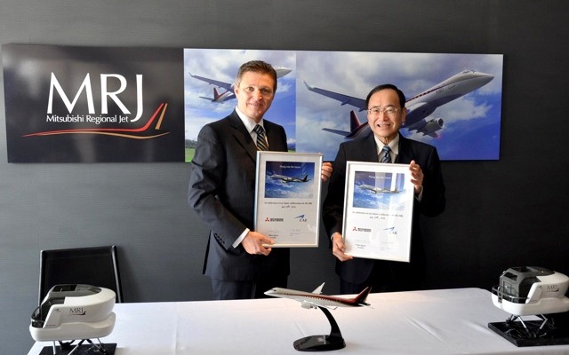 写真左がCAE社プレジデントのMarc Parent氏。右は三菱航空機社長江川豪雄。7月19日に英ファンボロー