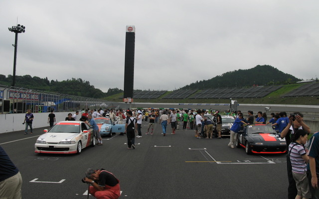 東日本最大のアマチュアドライバーによる耐久レースイベント、「アイドラーズ・ゲームズ　夏の12時間＋9分耐久レース」のスターティンググリッド風景。今年は103台のエントリーがあり、12時間もの長時間のなかでいくつものドラマが見られた。雰囲気は、クルマが大好きな親父たちの夏の甲子園といった風情