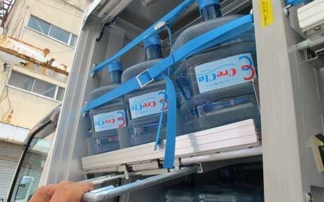 ボトルウォーター配達専用車。最上段にスライド棚を適用（特許出願中）
