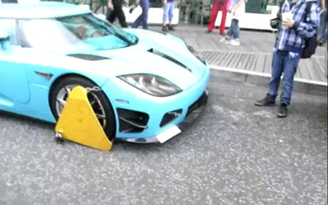 路上駐車（画像は動画キャプチャー）