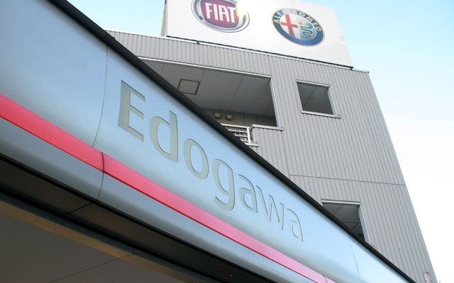 東京都内に6店舗存在するフィアット/アルファロメオの正規ディーラーのひとつ。店舗敷地面積は都内ディーラーでもっとも広く、フィアット＆アルファロメオの現行車種に関しては、ほぼすべてのラインナップが展示されていた