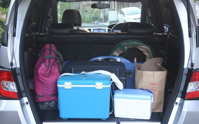 出発前に荷物をほとんど積んだところ。3人家族の1泊旅行なら、荷室の広さや容量は十分