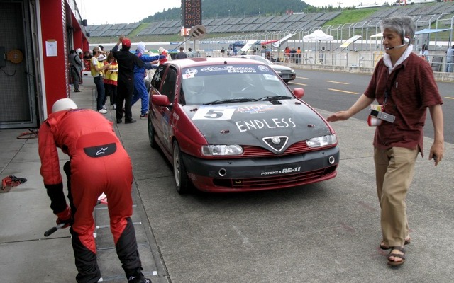 予定周回を終えてピットインしてきたAIOC145。ピットとレースカーのコミュニケーションはサインボードと車載した携帯電話で行われていたようだ