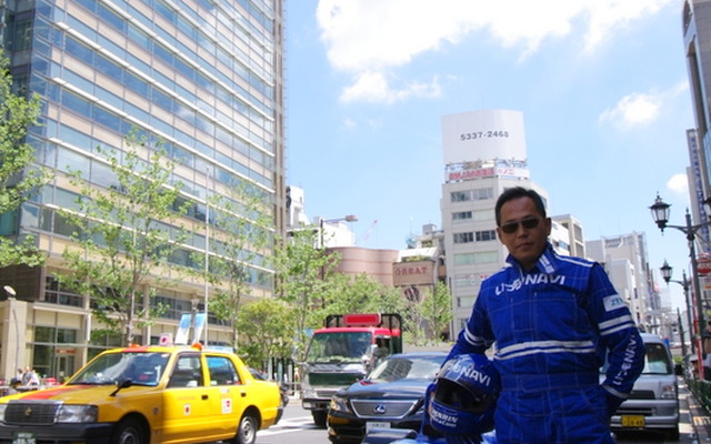 オーナーの石川剛さん。左に見えるのは東京ミッドタウンだ