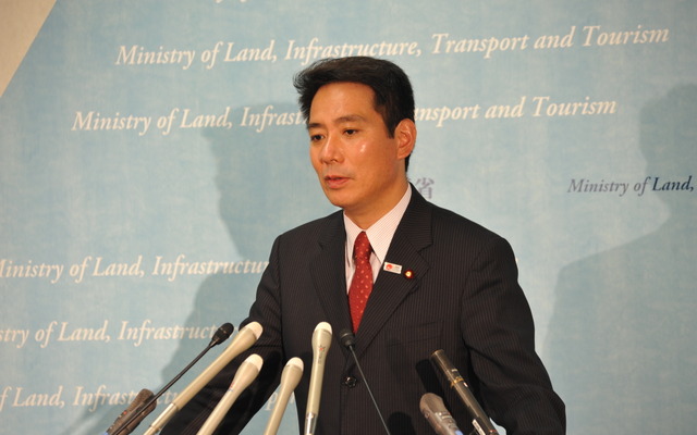 会見する前原国交相　(6日・国土交通省）　撮影＝中島みなみ