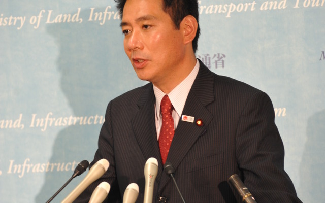 会見する前原国交相　(6日・国土交通省）　撮影＝中島みなみ