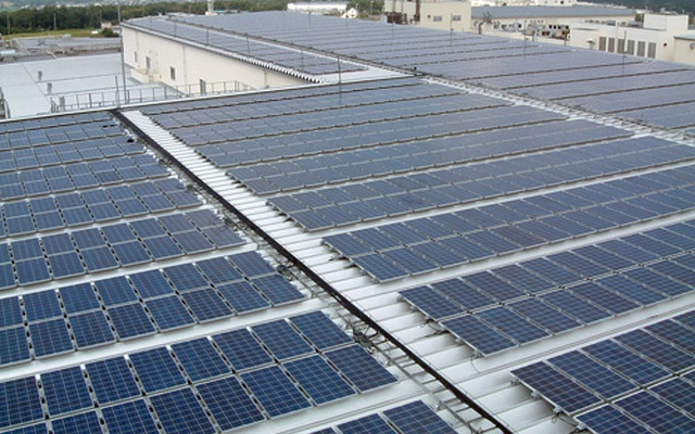 画像は滋賀八日市工場の太陽光発電システム（2005年導入）