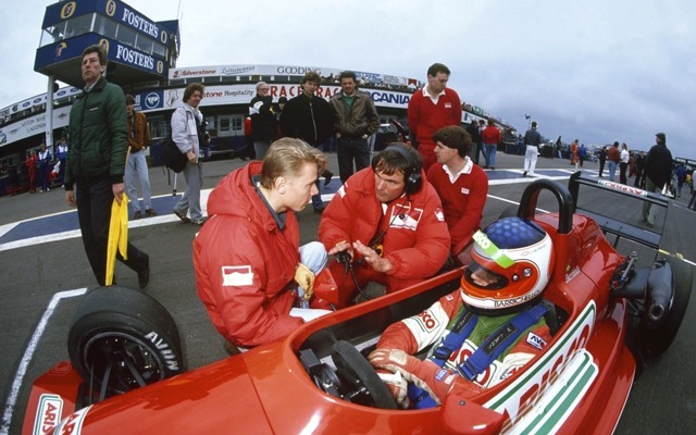 コクピット。1991年、イギリスF3、シルバーストーン。金髪の横顔はミカ・ハッキネン