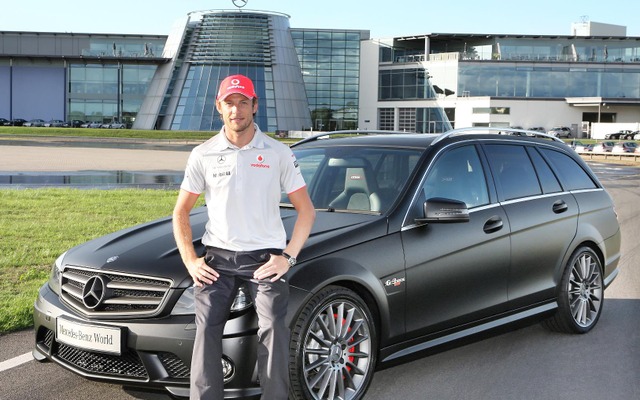 ジェンソン・バトン選手とC63AMGワゴン「DR520」