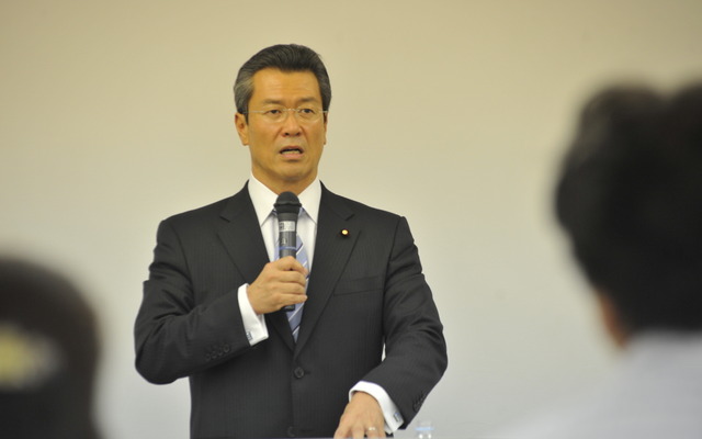 タウンミーティングで有権者を前に語る馬淵国交副大臣（29日・東京都品川区）　撮影＝中島みなみ